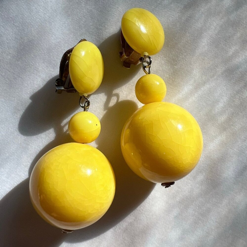 Chunky MCM Lemon Yellow Lucite Dangle Costume Fashion Estate Clip On Earrings - Picture 2 of 9